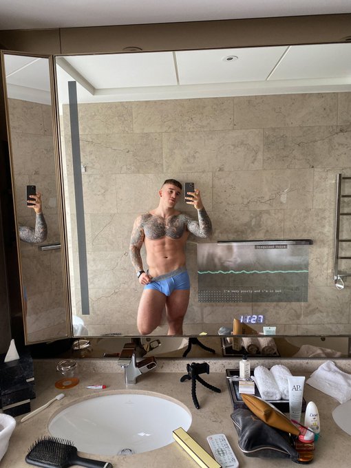 Just watching tv in the mirror 😎 https://t.co/ij5aXkqihJ https://t.co/8VmzXM5dUi