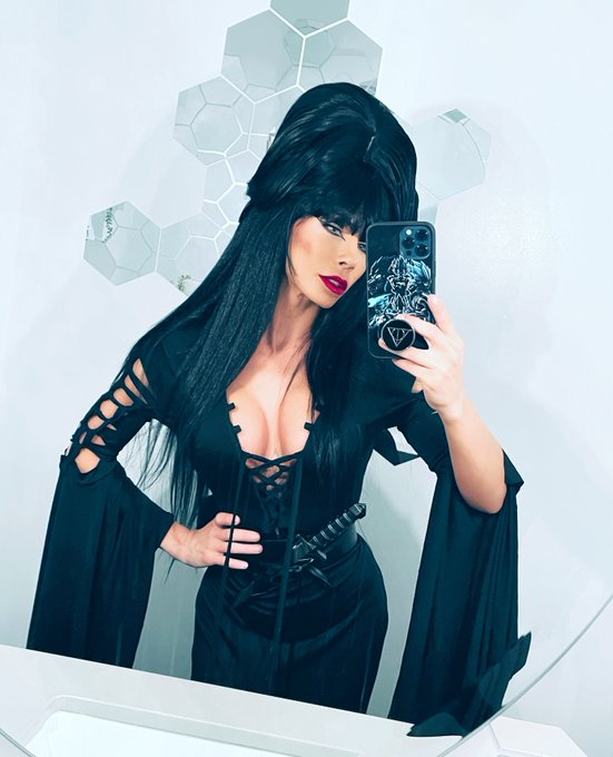 Hocus pocus and chill? 🤔  #Halloween #Elvira https://t.co/mwqyglHTNt<a href="/tag/halloween"class="tags">#Halloween</a><a href="/tag/elvira"class="tags">#Elvira</a>