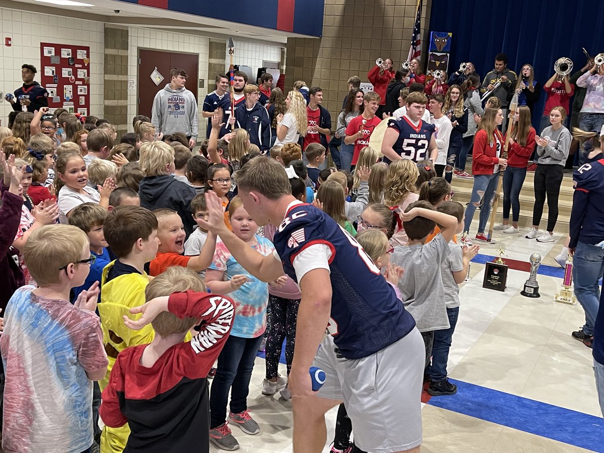 chiphare's tweet photo. Great day to be an Indian! Road rally day for Piqua City Schools as varsity cheerleaders, marching band, &amp; senior fall athletes visit all schools in the district to show Indian pride! Piqua has great kids! No better place to be! #WeArePiqua https://t.co/fgiqrR089F