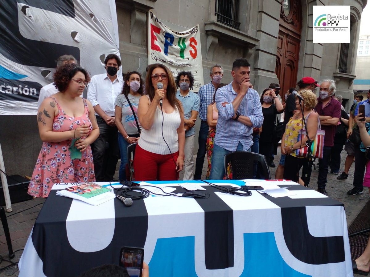 RevistaPPV's tweet photo. ((AHORA))
#CABA
@utectera realiza un reclamo frente a la @LegisCABA por la estabilidad y la titularización de los y las docentes afectadas de las distintas áreas educativas. https://t.co/bQ2DI4IUob