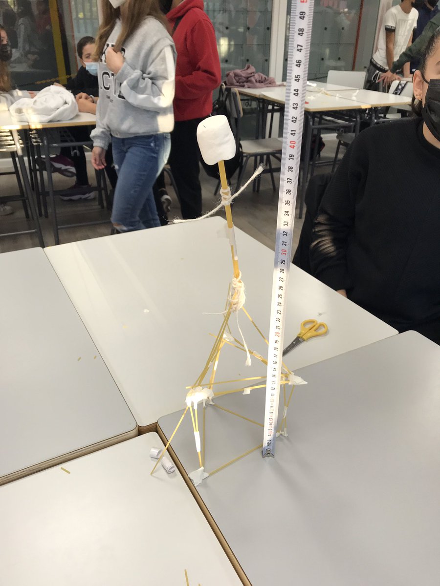 GuadarramaIes's tweet photo. #SpaghettiChallenge Ingredientes: 20 espaguetis, 1m de cinta de carrocero, 1m de cuerda, 1 nube para coronar la estructura y 18 minutos de ingenio, creatividad y colaboración para crear la torre más alta https://t.co/YEAQXhSnRt