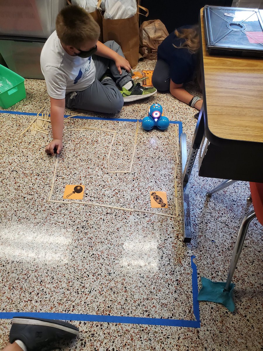 CrystalWill89's tweet photo. Halloween Robot Stations are the best!!!! #dedicateddavisdragons https://t.co/8ME1rspNMq