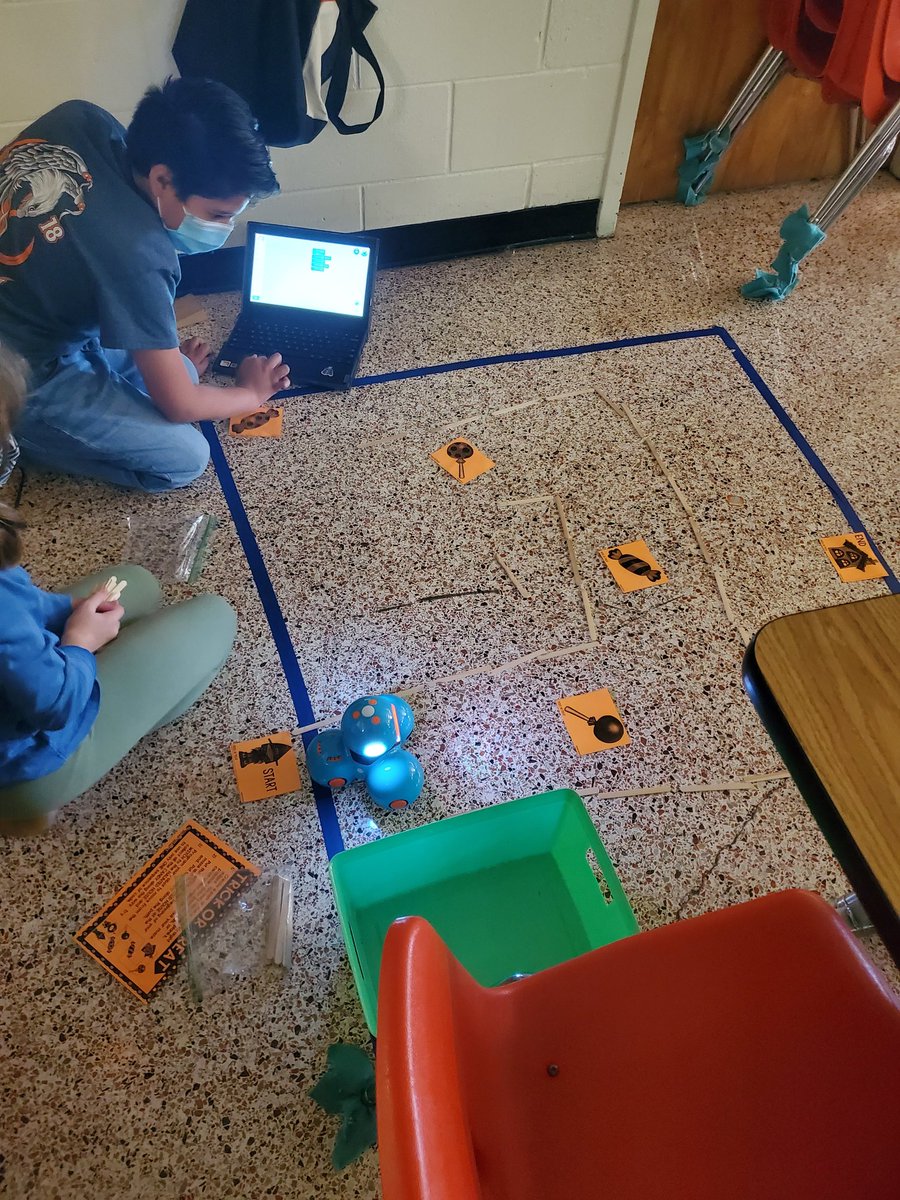 CrystalWill89's tweet photo. Halloween Robot Stations are the best!!!! #dedicateddavisdragons https://t.co/8ME1rspNMq