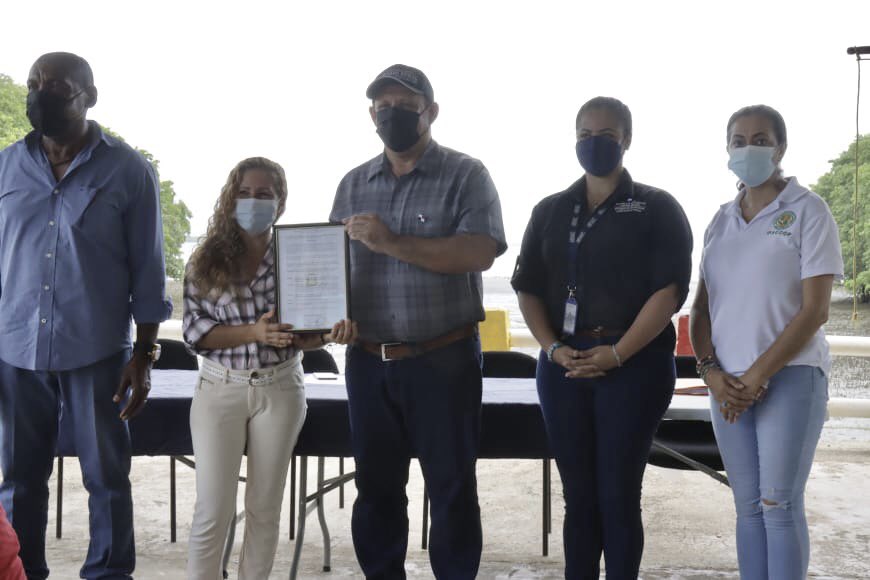 IPACOOP's tweet photo. El Director Ejecutivo del #IPACOOP, Edwin Navarro, entregó la Personería Jurídica a la Cooperativa de Pescadores Artesanales de El Salado, en un esfuerzo conjunto donde también participó la ARAP. Es la novena cooperativa que se crea en la provincia de Coclé en esta administración https://t.co/tJ5i2RgVpa