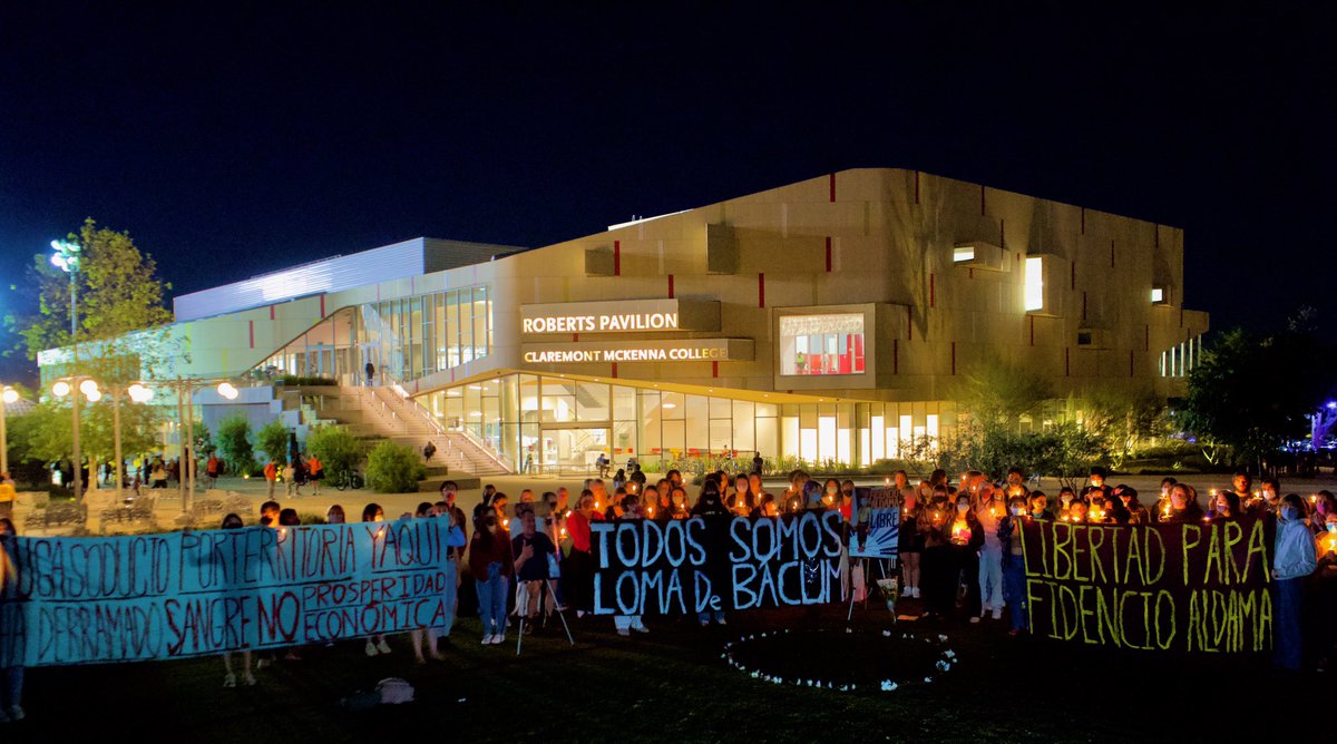 Divest5Cs's tweet image. Last night 80 students stood in solidarity with #LomadeBácum and called for freedom for #FidencioAldamaPérez, Yaqui land and water defender, political prisoner for FIVE years. 

#FIDENCIOALDAMALIBERTAD #SOLIDARIDADCONBÁCUM #PRESENTACIÓNCONVIDAYA
#REMOVETHEIRNAMES

1/3