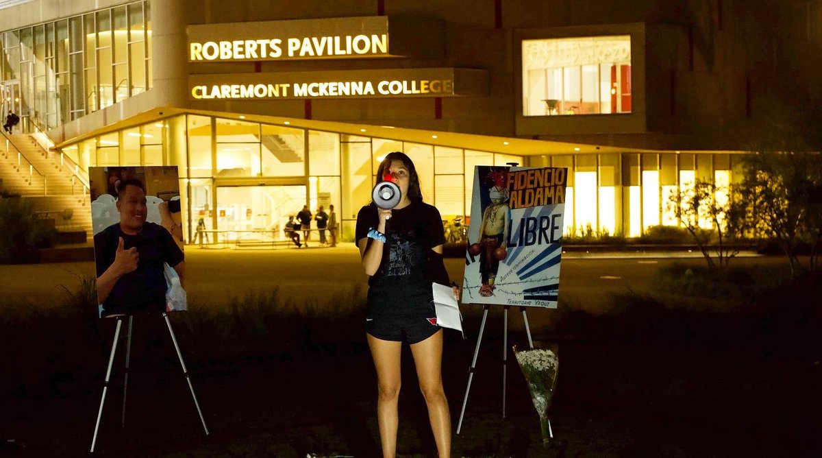 Divest5Cs's tweet image. Last night 80 students stood in solidarity with #LomadeBácum and called for freedom for #FidencioAldamaPérez, Yaqui land and water defender, political prisoner for FIVE years. 

#FIDENCIOALDAMALIBERTAD #SOLIDARIDADCONBÁCUM #PRESENTACIÓNCONVIDAYA
#REMOVETHEIRNAMES

1/3