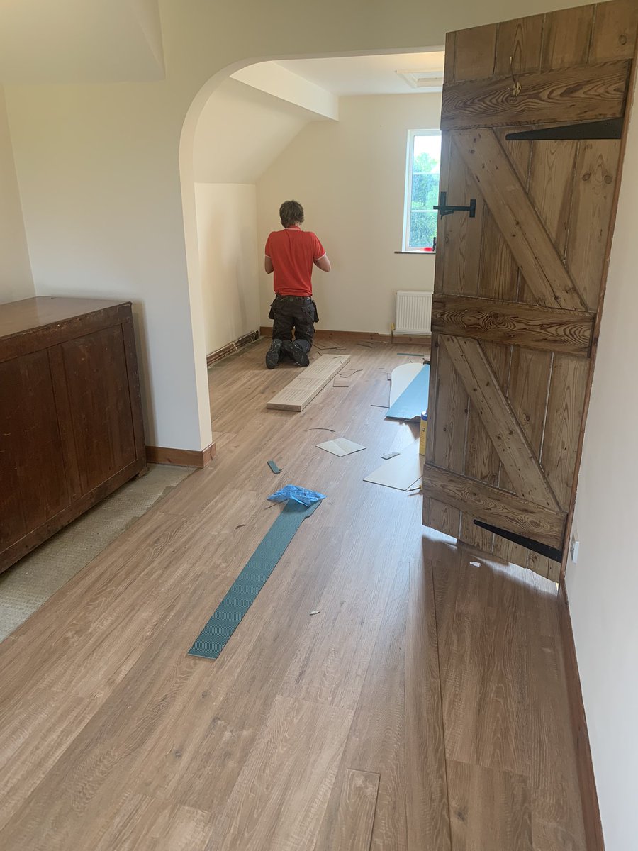 Richb535's tweet photo. Set my apprentice Tom a task to install Karndean Looselay Longboard today…, think it was a little too easy for him 😎
(Only help from me was the “not so easy” bits) 😎
#onetowatch
#masterinthemaking
@karndeanUK https://t.co/POXt6tfT3D