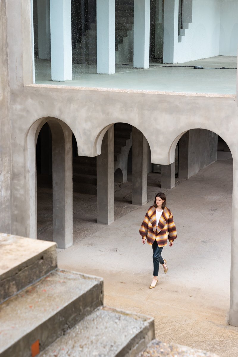 080_bcn_fashion's tweet photo. #TheLabelEdition's new creations bring the past to the present with a positive feeling of nostalgia. Volumes and patterns from the 70s &amp; 80s meet today's reality and fashion needs in a sustainable capsule collection named “Vague à l'âme” #080BcnFashion #ThirdDigitalFashionEdition https://t.co/12RAxYqqsX