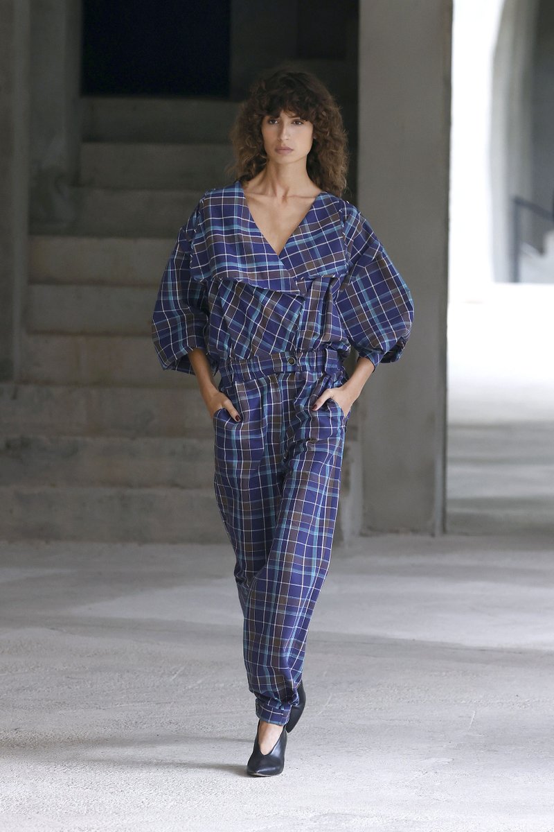 080_bcn_fashion's tweet photo. #TheLabelEdition's new creations bring the past to the present with a positive feeling of nostalgia. Volumes and patterns from the 70s &amp; 80s meet today's reality and fashion needs in a sustainable capsule collection named “Vague à l'âme” #080BcnFashion #ThirdDigitalFashionEdition https://t.co/12RAxYqqsX