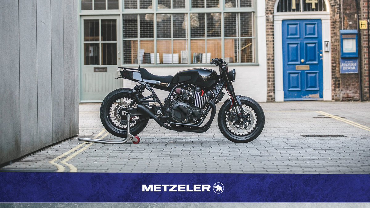 What a beaut! The Yamaha XJR1300 pictured here is fitted with the ROADTEC™ 01 SE tyres. Sporty touring made easy 😊. #Roadtec01SE #Metzeler #MetzelerMoto Photo credits: Debolex Engineering