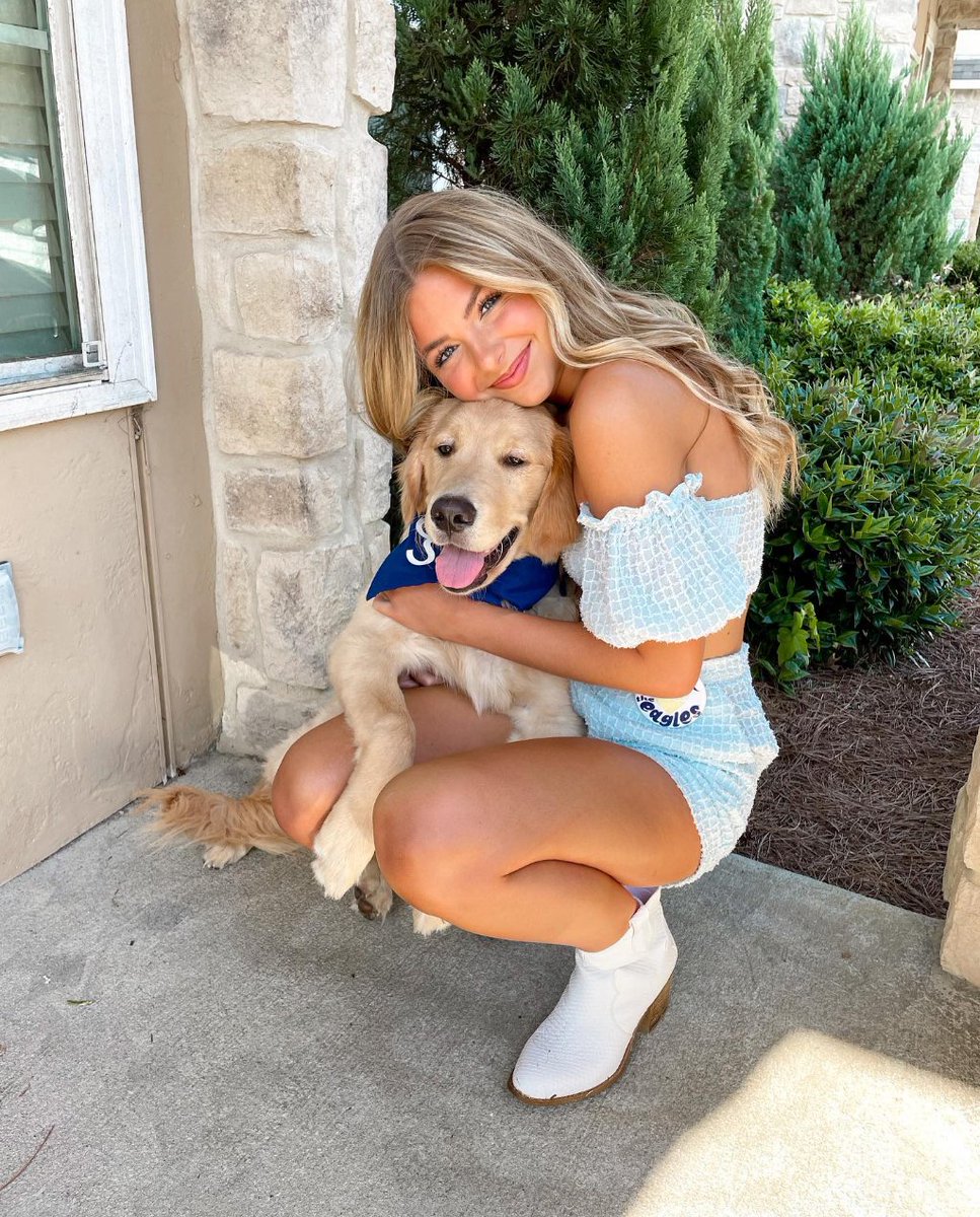 #Repost and photo credit: @maggielangdonn
...
The very best game day date🤍
.
.
#SouthernBeauty #naturalbeauty #natural #kindnessmatters #beauty #beautiful #collegefashion #cutoffjeans #daisydukes #hair #cute #goldenretriever #labradorretriever #buff #dog #doglover