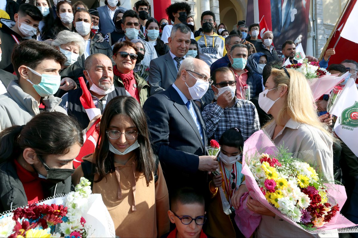 Aziz şehitlerimizin ve kahraman gazilerimizin evlatları, bizim de evladımızdır. 

Özel eğitim kurumlarından faydalanan bu yavrularımızın, servis ve yemek ücretleri ile ilgili talebi, girişimlerimiz ve okul idarecilerinin anlayışlı yaklaşımıyla yerine getirilecek.

Müteşekkiriz.