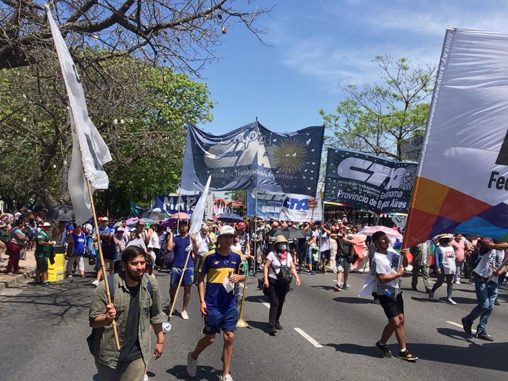 CTAACapital's tweet photo. #JornadaNacionalDeLucha | #Ahora Movilizamos hacía el Congreso de la Nación.
#ElHambreEsUnCrimen
#NoAlFMI
#BuenJueves
@SpataroOk @pepeperalta2 @canalabiertoar @CTAAutonoma https://t.co/HhdFKsPvjN
