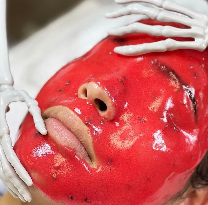 @desnuesthetics doing the MOST for SPOOKY SEASON 💀💀💀 #skininc #mask #Halloween