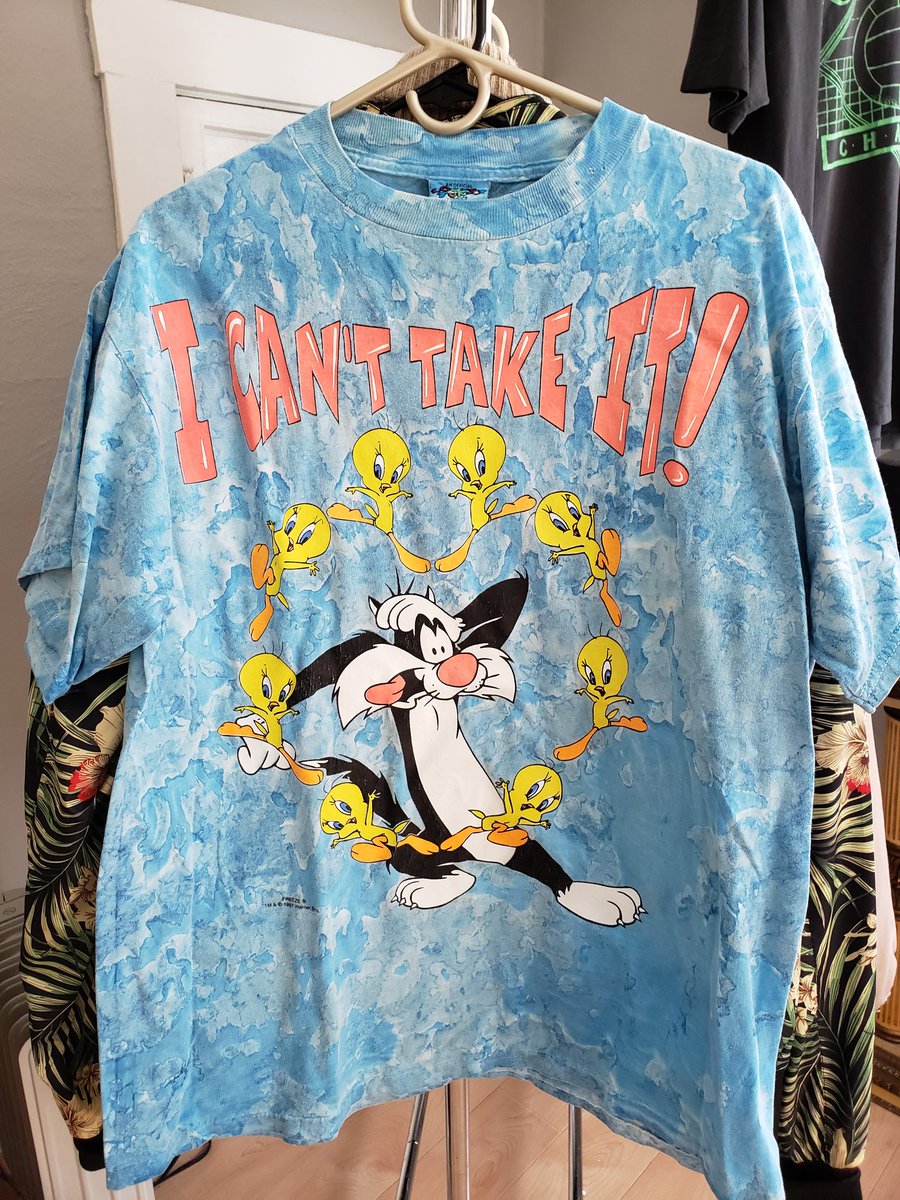 TooHotVintage's tweet photo. Nice Looney Tunes piece up for grabs. Size Large. Excellent condition. $30! DM to purchase 👀 https://t.co/SoKa6x13LB