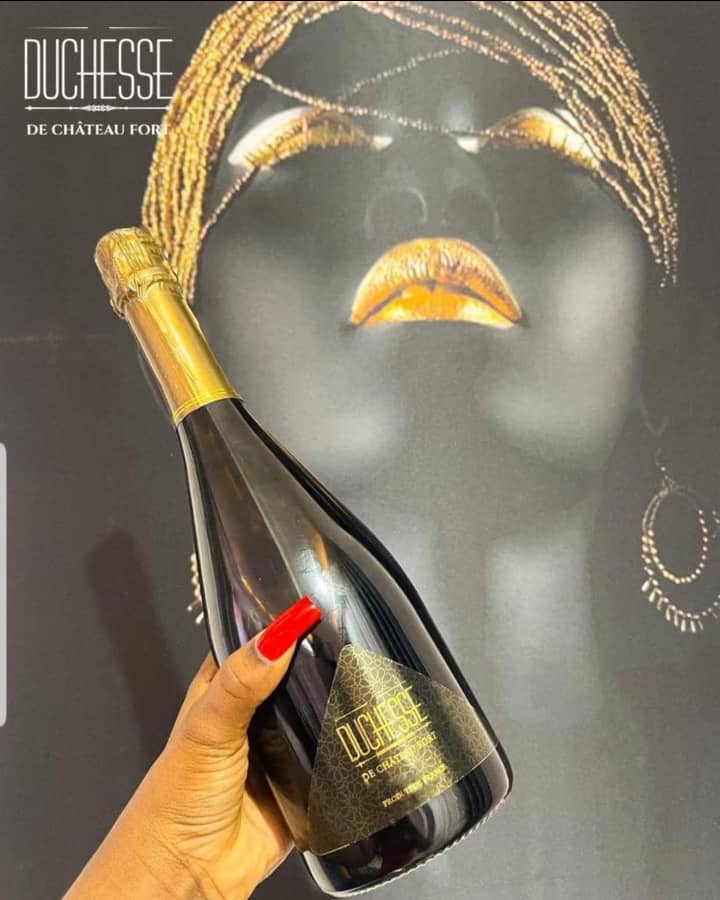 zeusreas's tweet photo. Nous sommes si fiers de notre identité AFRICAINE…

« La Marque de Luxe Africaine » Duchesse De Château Fort 
https://t.co/YhfG2Ww0C0

#duchessedechateaufort #makesuccessalifestyle #produitdefrance #luxe https://t.co/vJoxvtAYIT