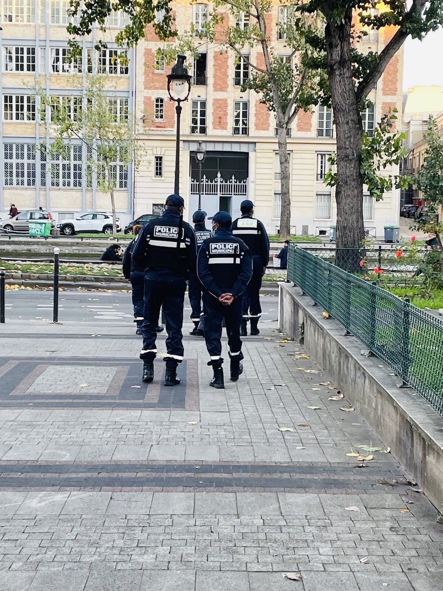 nicolas_nordman's tweet photo. #PoliceMunicipaleMobilisée dans le 10e: Gare de l’Est, av. de Verdun, bd Magenta

👉 Verbalisation des véhicules et 2rm gênants, sécurisation des rues, signalement des encombrants

📍35 interventions (PV, enlèvements, DansMaRue)

Nous poursuivons ces missions partout à #Paris https://t.co/HMCxRpIEeX