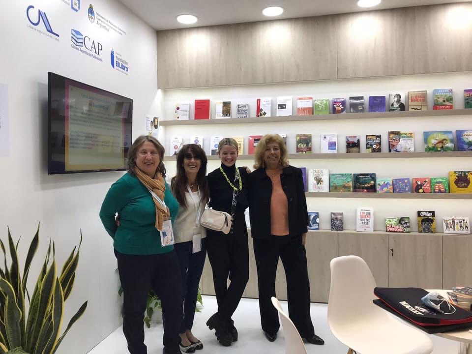 culturalesarg's tweet photo. Argentina participó con su Stand en la Feria del Libro de Frankfurt, la más importante del mundo en comercialización de derechos de traducción y negocios profesionales editoriales. @SantiagoCafiero @CancilleriaARG @AATIorg #consargentinoFrankfurt #AAICI https://t.co/8Z9pcLOQsu
