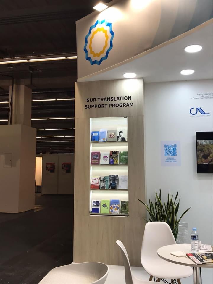 culturalesarg's tweet photo. Argentina participó con su Stand en la Feria del Libro de Frankfurt, la más importante del mundo en comercialización de derechos de traducción y negocios profesionales editoriales. @SantiagoCafiero @CancilleriaARG @AATIorg #consargentinoFrankfurt #AAICI https://t.co/8Z9pcLOQsu