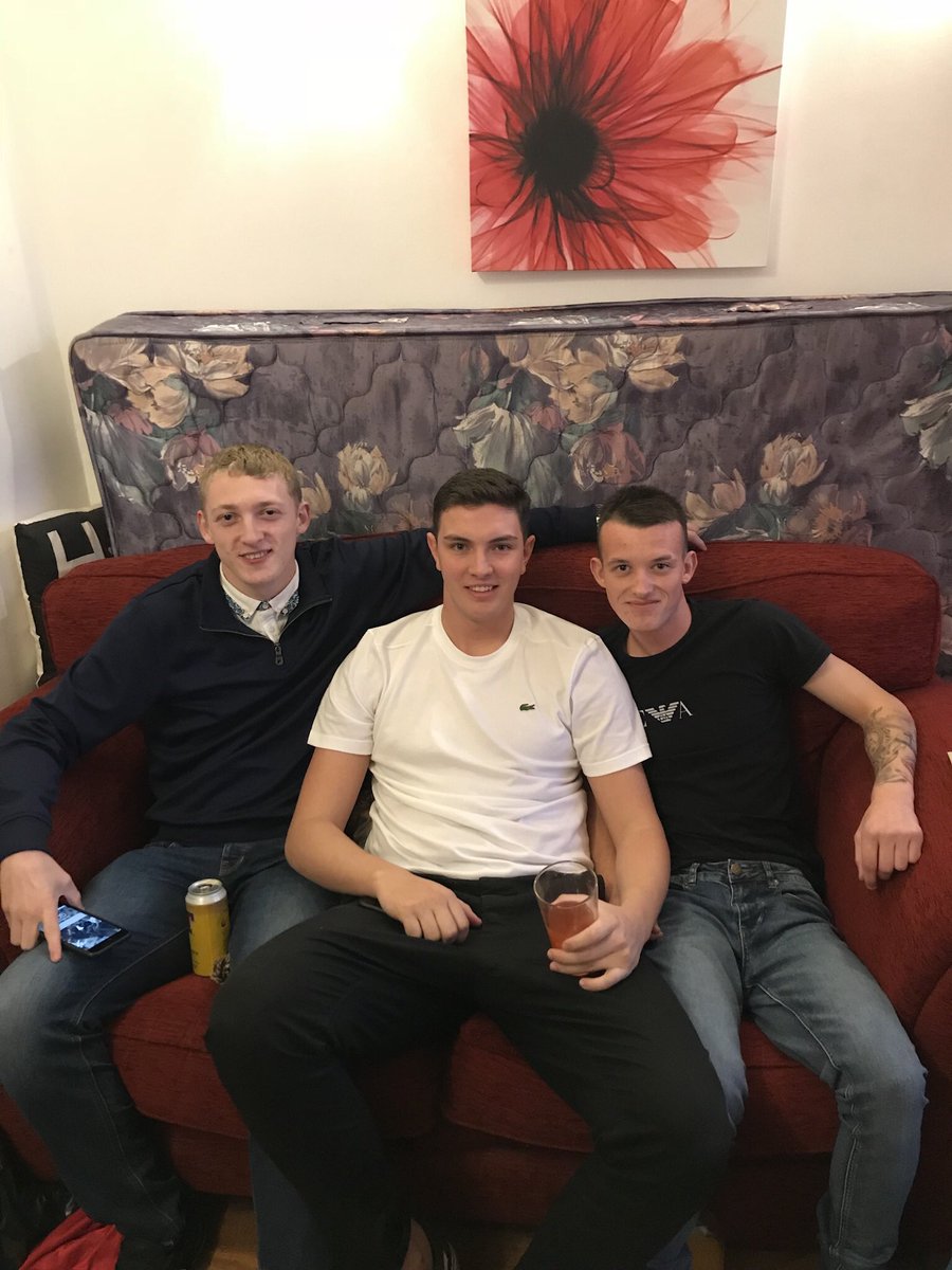 Kristian_French's tweet photo. Happy birthday @LapsleyDeclan hope you have a class day &amp; better night on Saturday sen, gutted am missing it but will make up for it soon🍻❤️ https://t.co/X1ExKRswmn