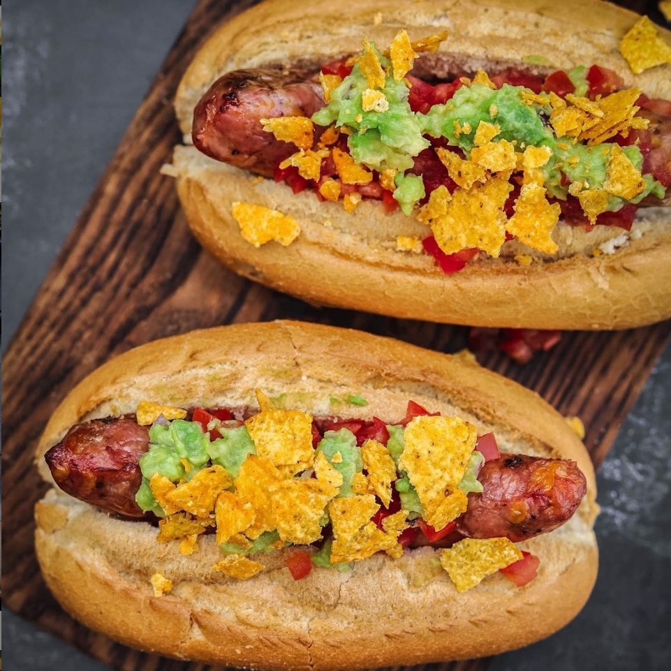 diekuchemex's tweet photo. Conseguir un buen 🍞 para 🌭 puede ser complicado en 🇲🇽, pero todos sabemos donde conseguir un buen bolillo.
Prueba con nuestra Frankfurter, guacamole y un poco de Doritos Nachos triturados para darle más crunch.
https://t.co/lzp8IJiwMh
#DieKüche #Frankfurter #comidafusion https://t.co/cKfy79EOUn