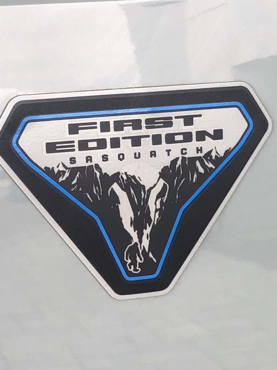 GioWFAN's tweet image. The @ford Bronco is here @7BOOMERESIASON. It’s even more  spectacular than I imagined.