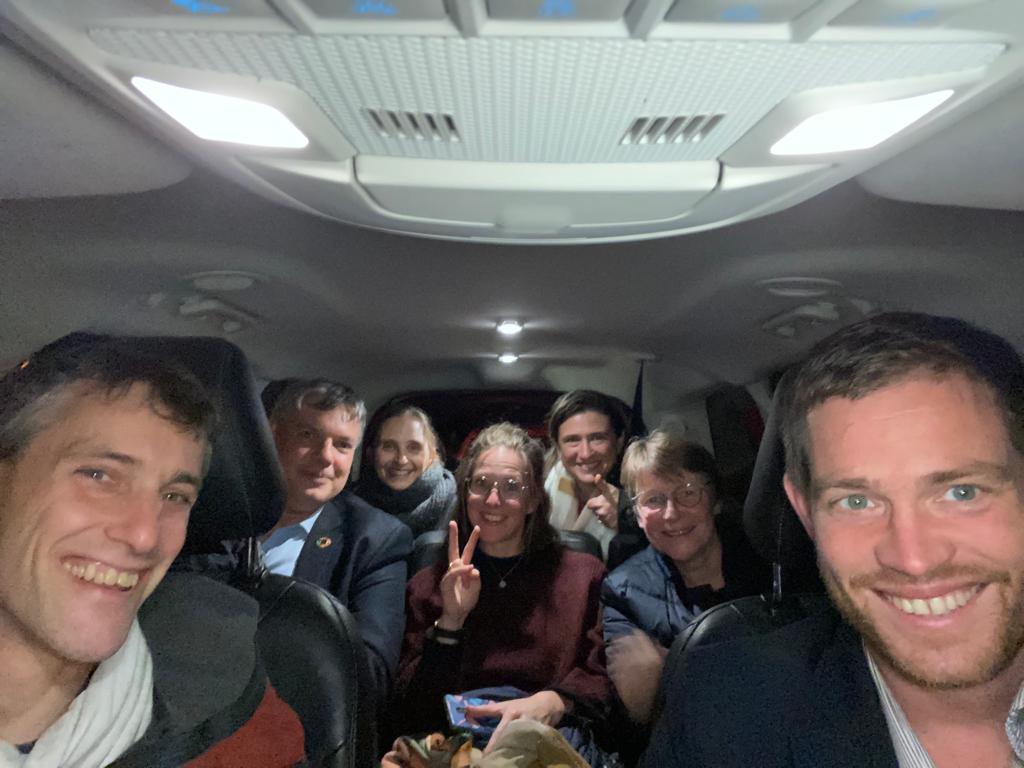 GregFalisse's tweet photo. En route vers la conférence de @LaurenceTubiana @UCLouvain_be  dans le cadre de #UCLouvainTransition... ça c'est du covoirurage ! ... et après retour en train... https://t.co/Xl9qK51tFJ