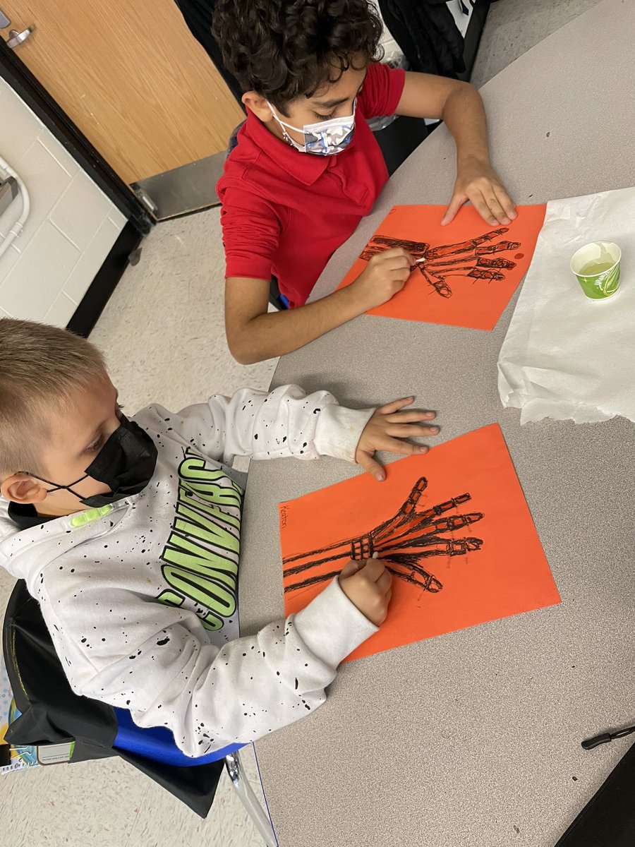 MsFett607's tweet photo. Is it science or is it 🎶spooky, scary skeletons🎶👻? #mysteryscience @MrsArcangelo #room607 @rbpsEAGLES 🎃 https://t.co/ZzCuMNHu3A