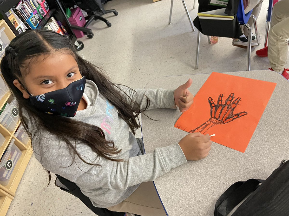 MsFett607's tweet photo. Is it science or is it 🎶spooky, scary skeletons🎶👻? #mysteryscience @MrsArcangelo #room607 @rbpsEAGLES 🎃 https://t.co/ZzCuMNHu3A