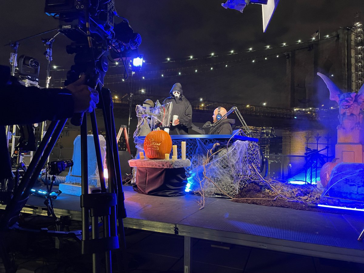 JOHNJJHIGGINS's tweet image. 🔴 LIVE from the Brooklyn Bridge, it's @timthetatman and the @ATT 5G Road Show! 🌃

Kudos to @os_palmerGG and team on another awesome production.

Catch the VOD here: youtu.be/LKCBe2DBou8