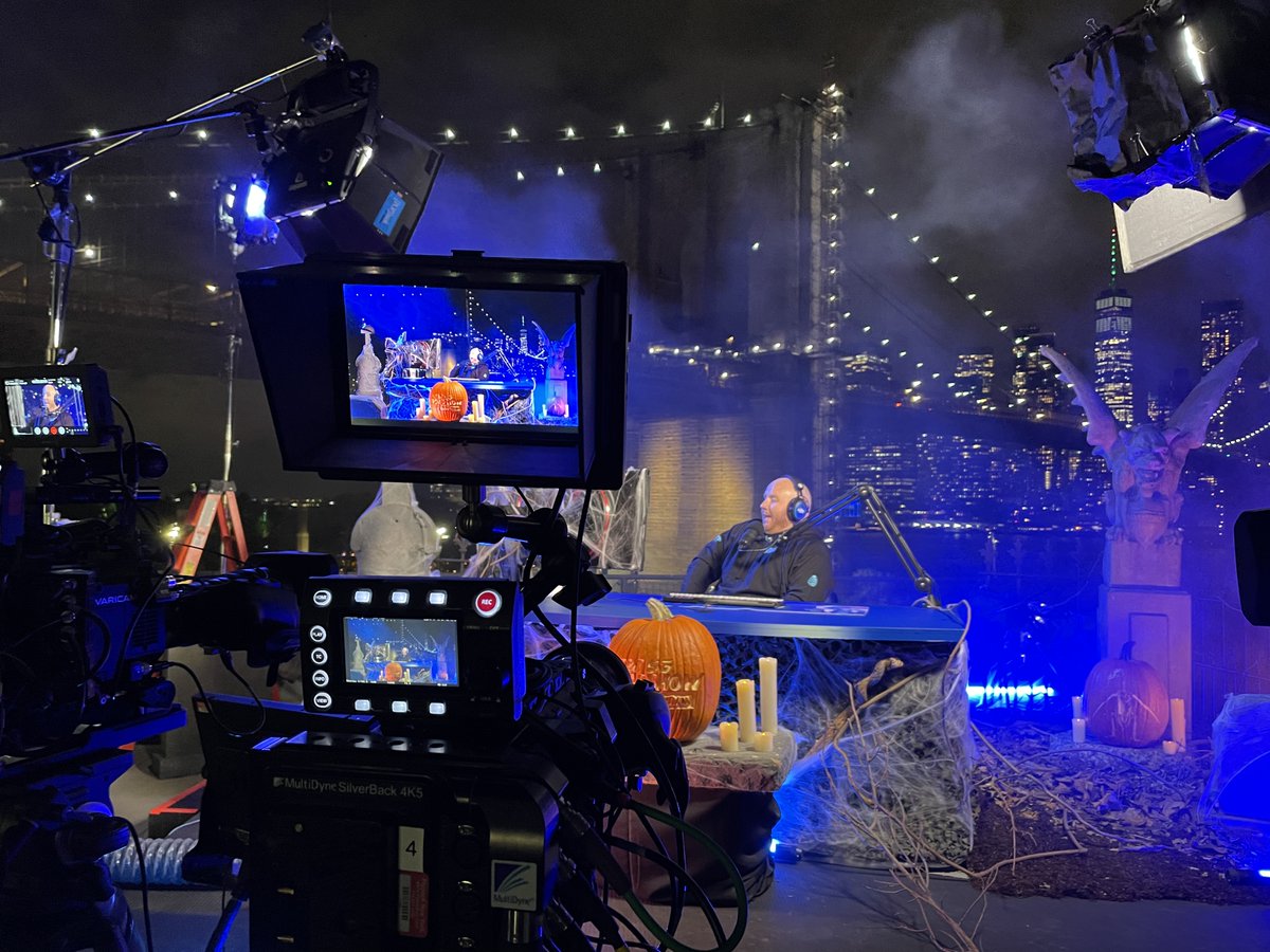 JOHNJJHIGGINS's tweet image. 🔴 LIVE from the Brooklyn Bridge, it's @timthetatman and the @ATT 5G Road Show! 🌃

Kudos to @os_palmerGG and team on another awesome production.

Catch the VOD here: youtu.be/LKCBe2DBou8