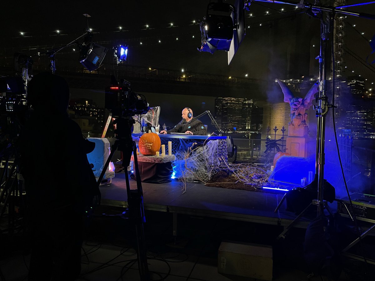 JOHNJJHIGGINS's tweet image. 🔴 LIVE from the Brooklyn Bridge, it's @timthetatman and the @ATT 5G Road Show! 🌃

Kudos to @os_palmerGG and team on another awesome production.

Catch the VOD here: youtu.be/LKCBe2DBou8