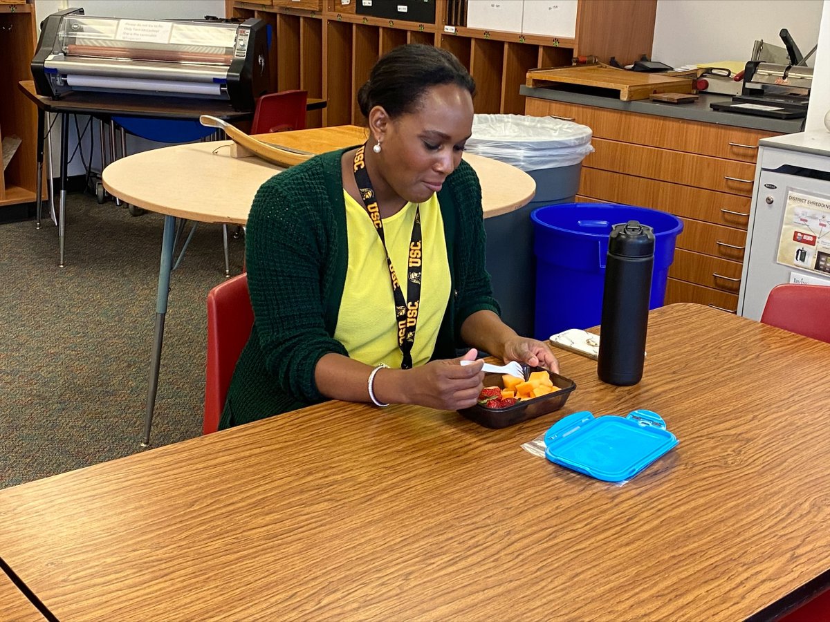 QuirozMquiroz's tweet photo. @BrownElementary role modeling healthy eating! SEE CATCH! #CATCHInAction @sandicravens #CATCHMVP @CATCHhealth @AbbroseRose https://t.co/3zpOi4Hp6l