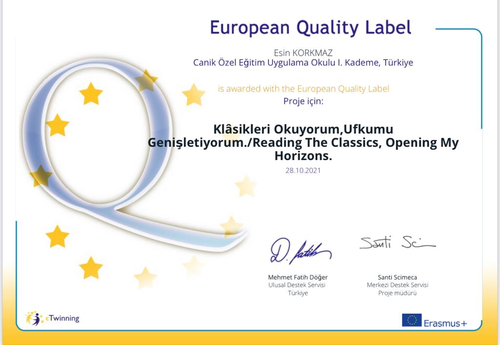 Görsel Sanatlar Öğretmenimiz Esin Korkmaz'ın yürüttüğü "Klasik Okuyorum Ufkunu Genişletiyorum" e twinning projemiz Avrupa Kalite Etiketi almaya hak kazandı.Esin öğretmenimizi emekleri ve özverili çalışmalarından dolayı tebrik ederiz👏👏