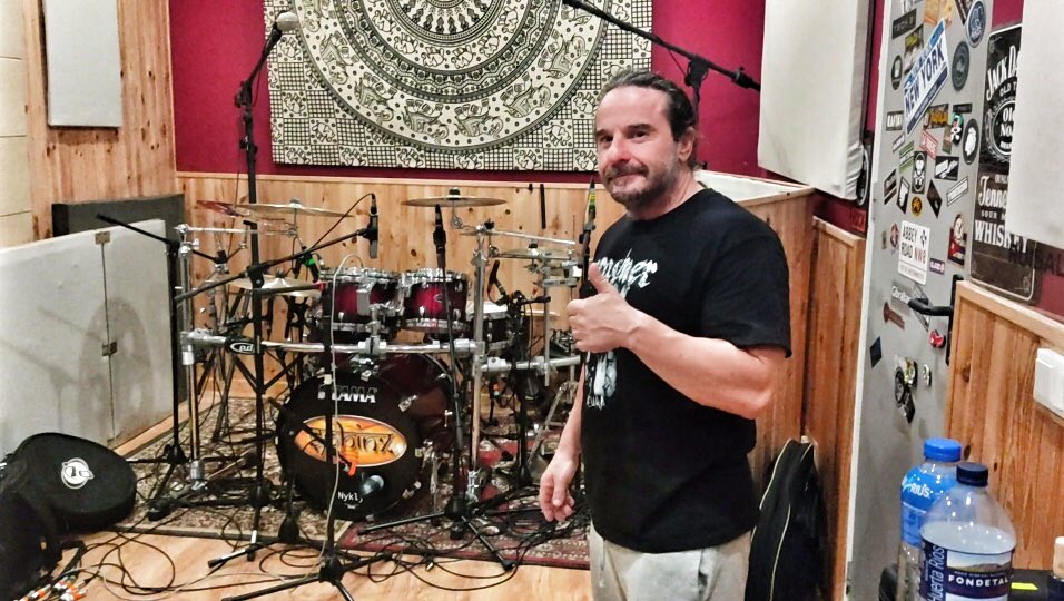 Desde la pasada semana, nuestro batería Nykly Pérez, y nuestro vocalista, Manuel Rodríguez, están registrando sus pistas en los estudios Audiorama para el sexto trabajo discográfico de la banda Aquí los pillamos en pleno proceso de grabación.