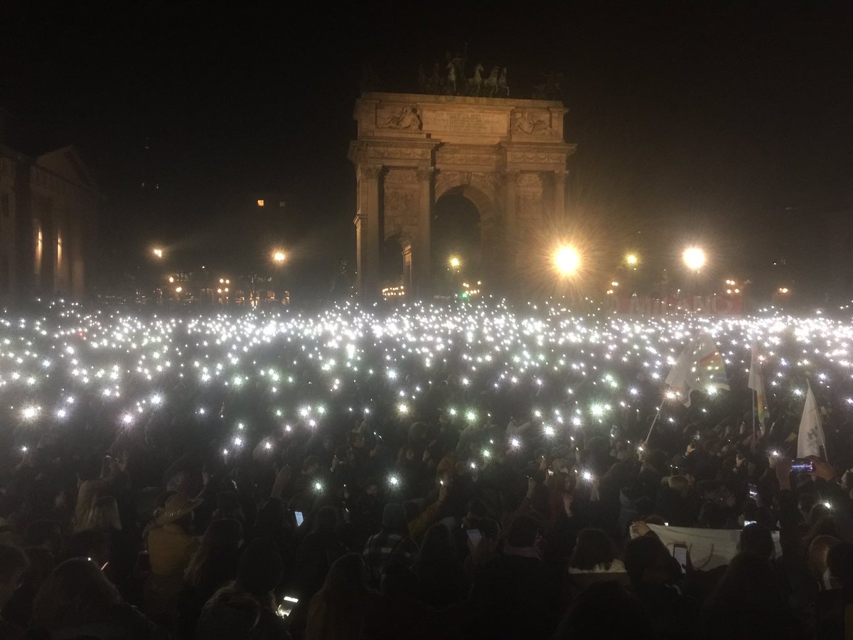 punkitchen's tweet photo. Milano #sentinelli https://t.co/mAkfJOKhHM