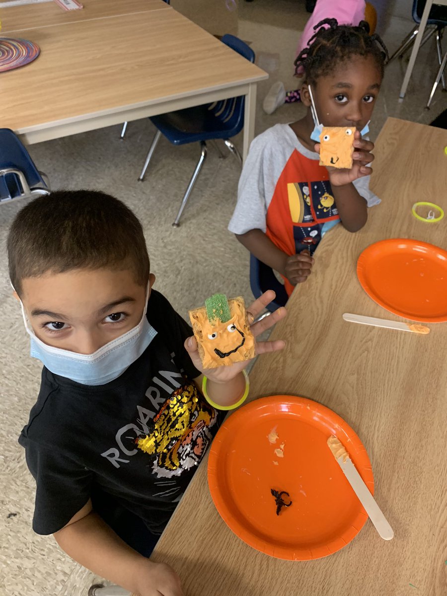 CristinaMamaof4's tweet image. Look who visited @GreeceCentral @LongridgeGCSD Mrs. Campbell’s Kindergarteners today! #spookley #fallfun #earlyliteracy