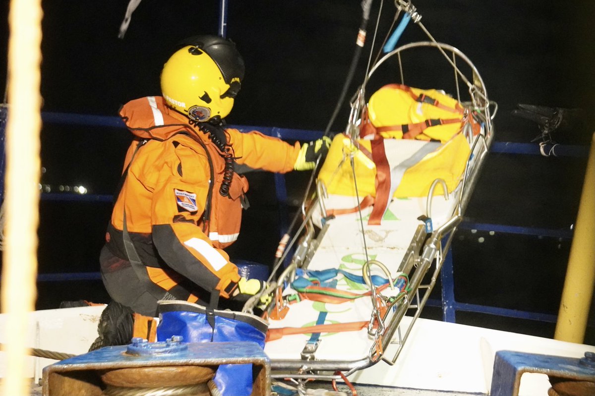#Noordzee #kust #visserij #beleving 
En wordt ook in de donker geoefend met het top team van de helikopter 👌🏻👌🏻👍🏼👍🏼👌🏻👌🏻