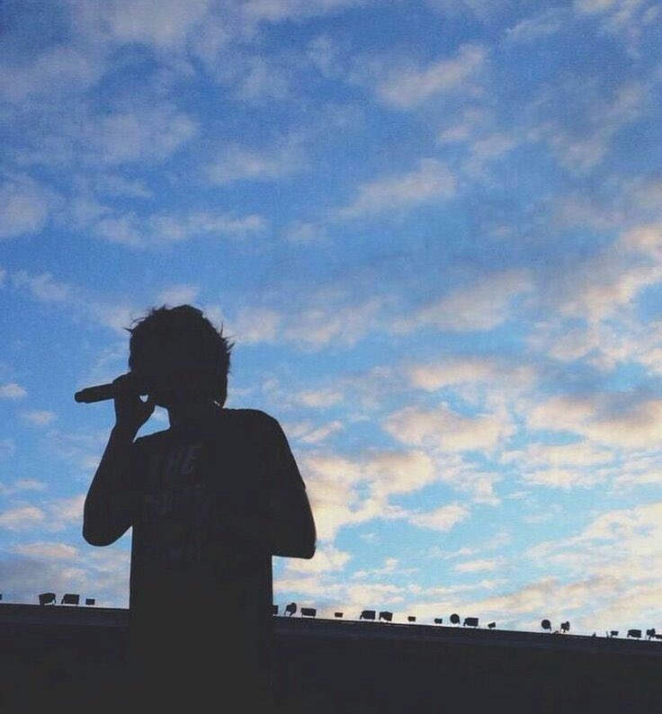 Iwtscomfort's tweet photo. 💌 louis tomlinson being aesthetic without even trying https://t.co/1XXfBAMqNF