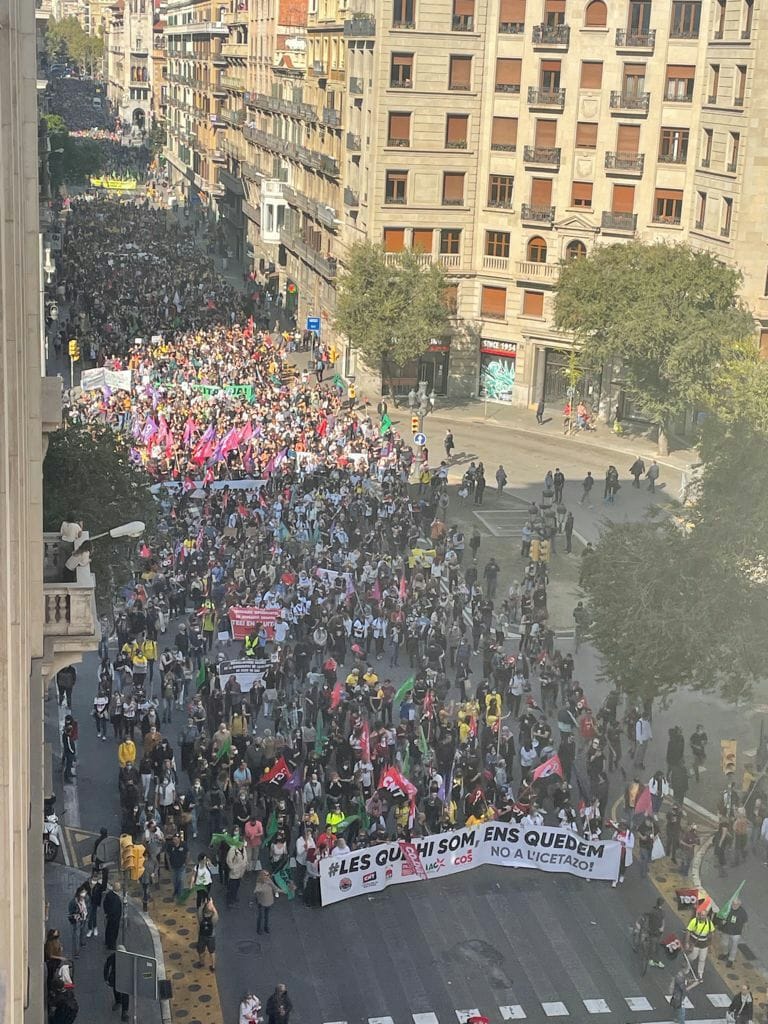 FETAPCGT's tweet photo. Desde el SP de la FETAP nuestro apoyo a lxs compañerxs en esta jornada kombativa.@aragon @andalucia@ Catalunya @comunitatvalenciana @ballears Hay que recuperar la calle!! #interinxsenlucha
#recuperarlacalle#
#hevistolascallesardiendootravez https://t.co/qJaDyHXC3C