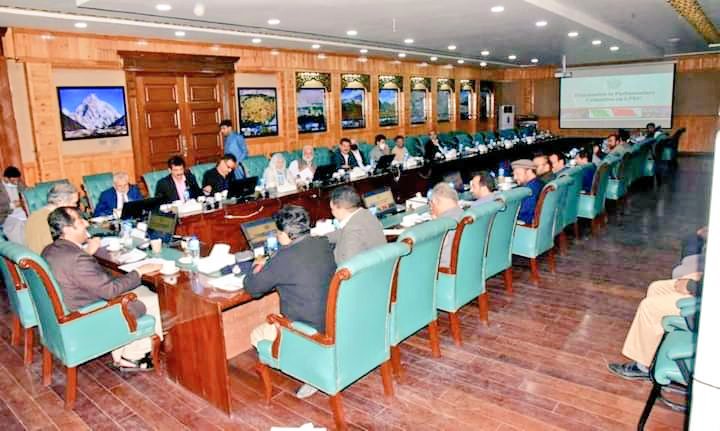 پارلیمانی کمیٹی برائے سی پیک کی وزیر اعلیٰ گلگت بلتستان سے ملاقات.

چیئرمین پارلیمانی کمیٹی <a href="/saarbab/">Sher Ali Arbab</a> اور وزیر اعلی <a href="/AbdulKhalidPTI/">Muhammad Khalid Khurshid Khan</a> کی صدارت میں اجلاس منعقد ہوا۔

وزیر اعلی نے سی پیک کےحوالے سے جی بی حکومت کو درپیش مسائل و صوبے کےلیے مجوزہ منصوبہ جات کے بابت تفصیلی بریفننگ دی۔