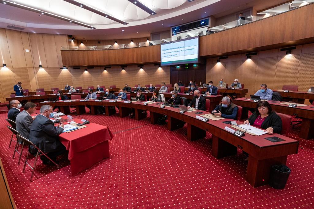 JoseAmmendola's tweet photo. Le CS @SICTIAM_FR s'est réuni sous la Présidence de @ca_ginesy afin d'évoquer les points suivants :
✅ Modalités de transfert des compétences du SDEG
✅ Création d'un budget annexe ENERGIES
✅ Approbation des demandes d’adhésion
✅ Présentation du rapport de la société #THD06. https://t.co/GqCPws3wAu