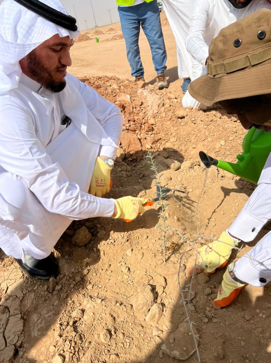 nabt_env's tweet photo. دشّن سعادة محافظ #محافظة_حريملاء أ. عبدالرحمن بن عبدالله الغملاس   اليوم الخميس مبادرة الرابطة لتشجير طريق #حريملاء - #صلبوخ ويغرس شجرة بهذه المناسبة 
بمشاركة مجتمعية فاعلة ، مقامة بالتزامن مع عقد منتدى  #مبادرة_السعودية_الخضراء https://t.co/nB7yTmhmx1