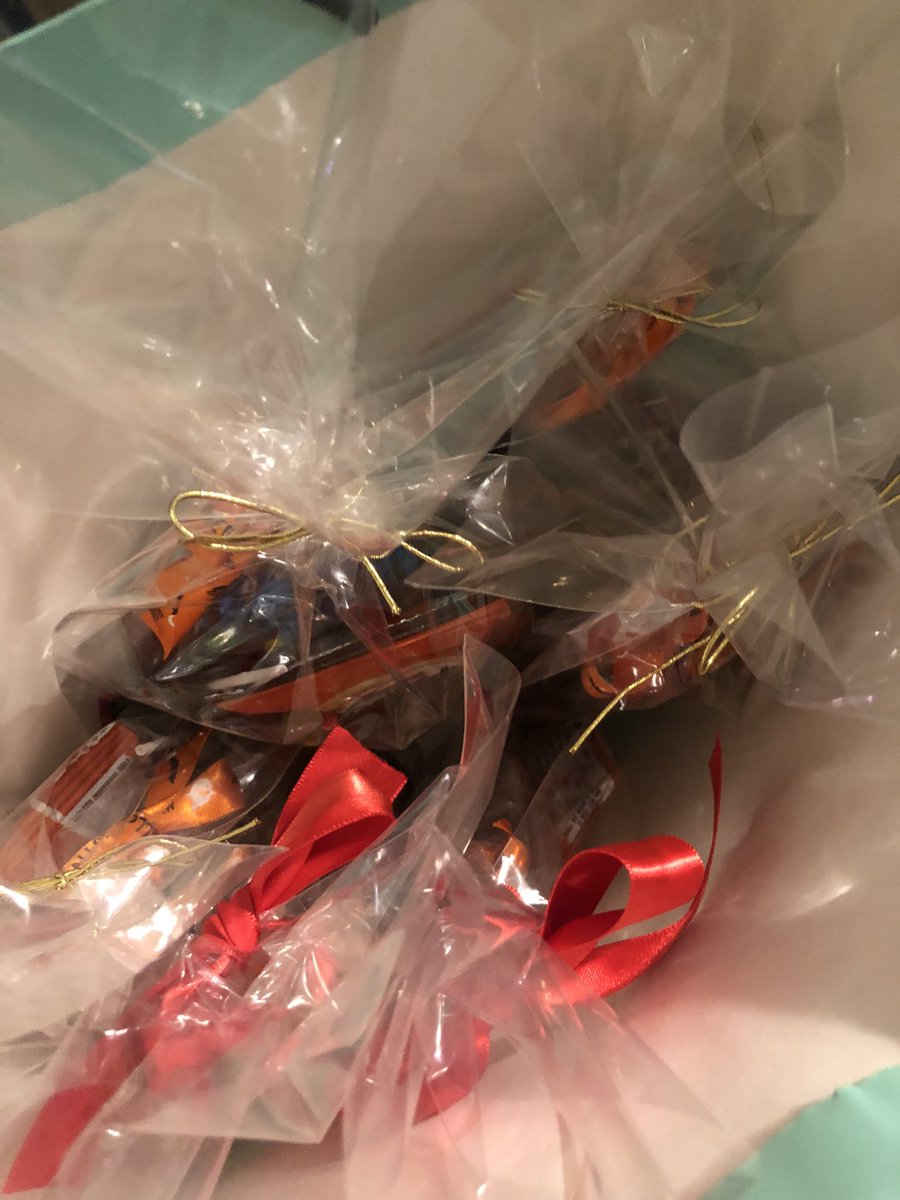 딸램 생일 기념으로 점심 시간 아빠 회사앞 갔다가 살짝 자리에 올라가 얼른 구경하고 사진 찍고 내려왔는데, 사진속,자리 여러번 이동 했음에도 연애시절부터 내가 사준 화분,작은 장식품과 이제는 빈통인 할로윈 바스켓까지 그대로 인걸 보고 .남편 줄 할로윈 구디백 포장 완성🧡