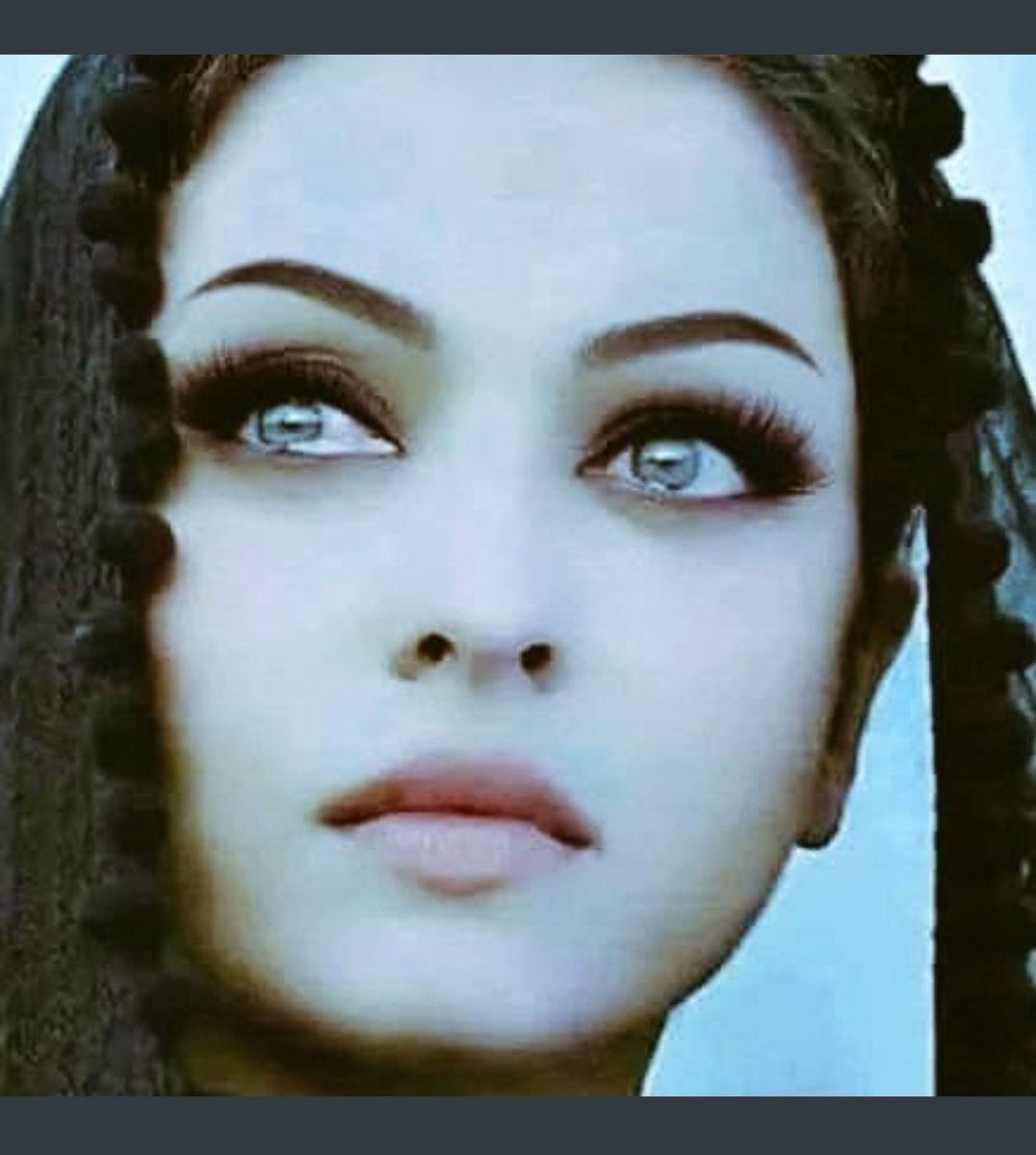 Öyle süslü sözlere, pahalı hediyelere ihtiyacım yok...
Sen beni 'Dualarına ortak edecek kadar' sev kafi.