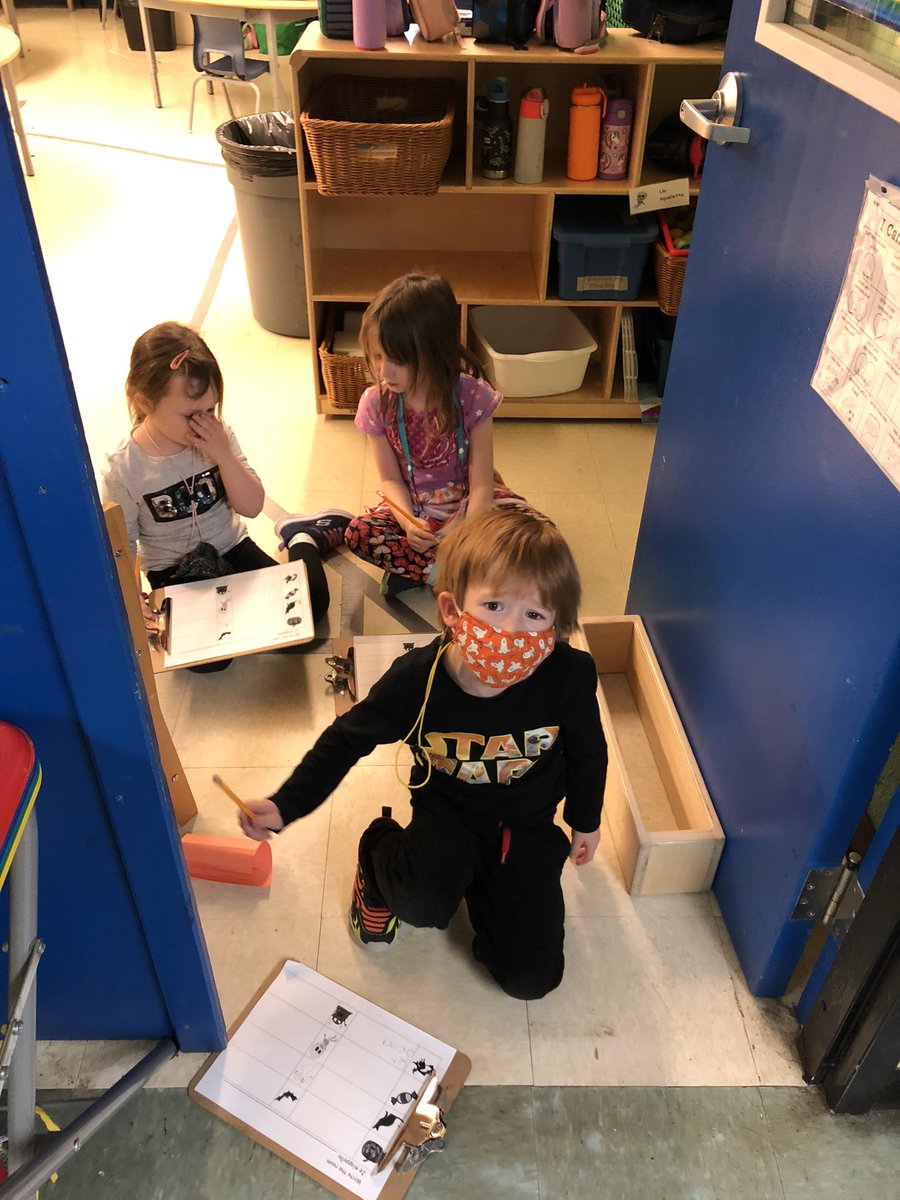 day_mme's tweet photo. Écrit la salle, write the room Halloween activity! @mme_laite @BishopFeild @NLESDCA #NLESDFR #movement #printingpractice #learningFRENCH What a great way to motivate our young learners to write! https://t.co/1uLltVwjfL