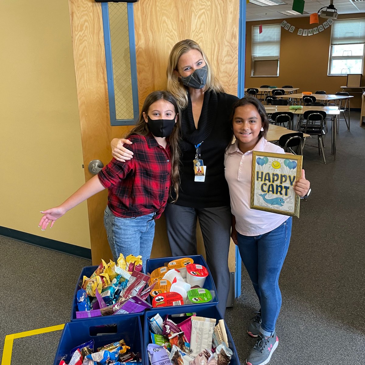 lxmsmiddle's tweet photo. Our Parent League Does it Again!!!
#HappyCartDay! Thank you families for donating the treats, snacks, and drinks for our teachers & staff. Our September IB Learner Profile Trait (Knowledgeable) students certainly enjoyed taking the time to show r appreciation. #GoLynx #leetweets https://t.co/M0cfeVKYu6