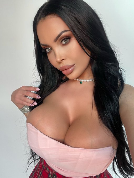 Big Boobs & Slutty face?? https://t.co/nVNvgIu0MU https://t.co/BvinyH4wD0