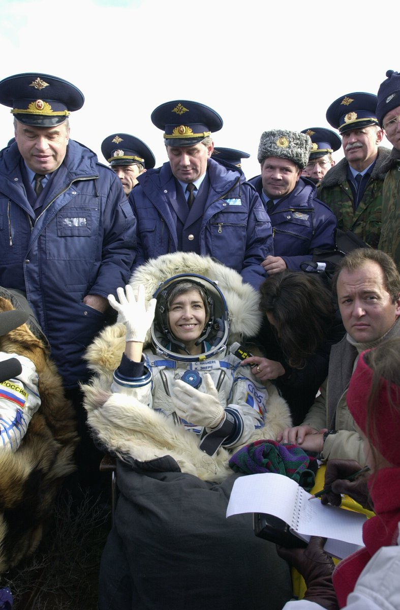 CNES's tweet photo. Il y a 20 ans aujourd'hui : l'astronaute française Claudie Haigneré revenait de la @Space_Station après 10 jours dans l'espace, pour la mission Andromède 👩‍🚀🇫🇷🇪🇺

📸CNES /@esa /CORVAJA Stéphane, 2001 https://t.co/3t53mmwsvO