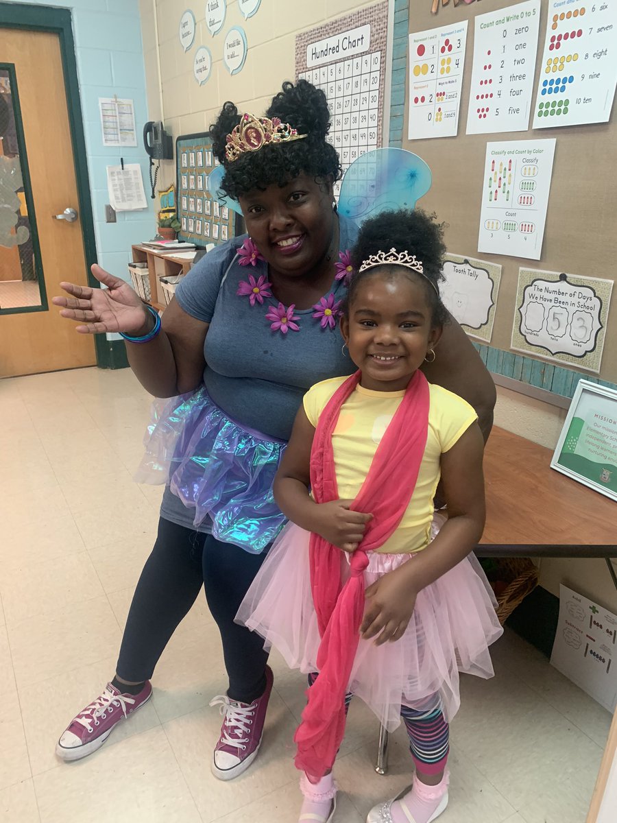 MsChildersERD's tweet photo. Our day was full of visitors to help celebrate Read for the Record! @DicksonTigers @PrincipalERD https://t.co/iuNjl3okiN
